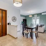 Cozy Boho-Style Apartment Near Metro A