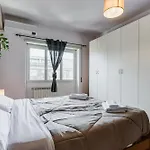 Cozy Boho-Style Apartment Near Metro A