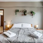 Cozy Boho-Style Apartment Near Metro A